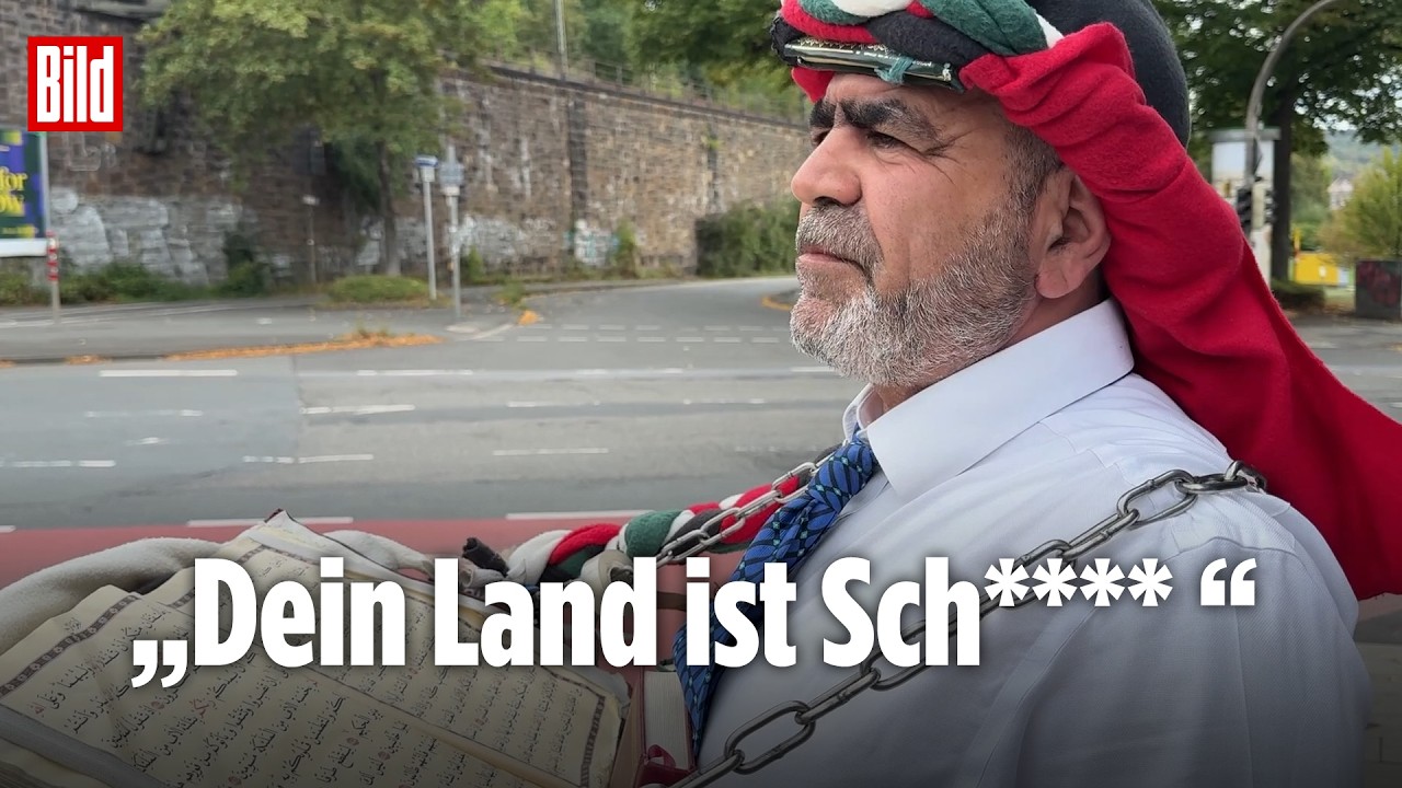 Koran-Vorleser Witten – Koran-Vorleser Amer G. aus Witten trägt einen Koran vor der Brust auf der Straße