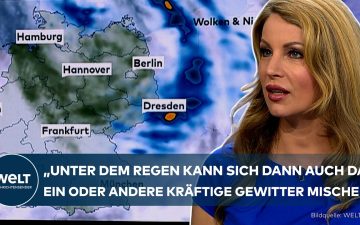 Herbstanfang Wetter – Dunkle Regenwolken über einer deutschen Stadt zum Herbstanfang – Wetter mit Regen und Wind