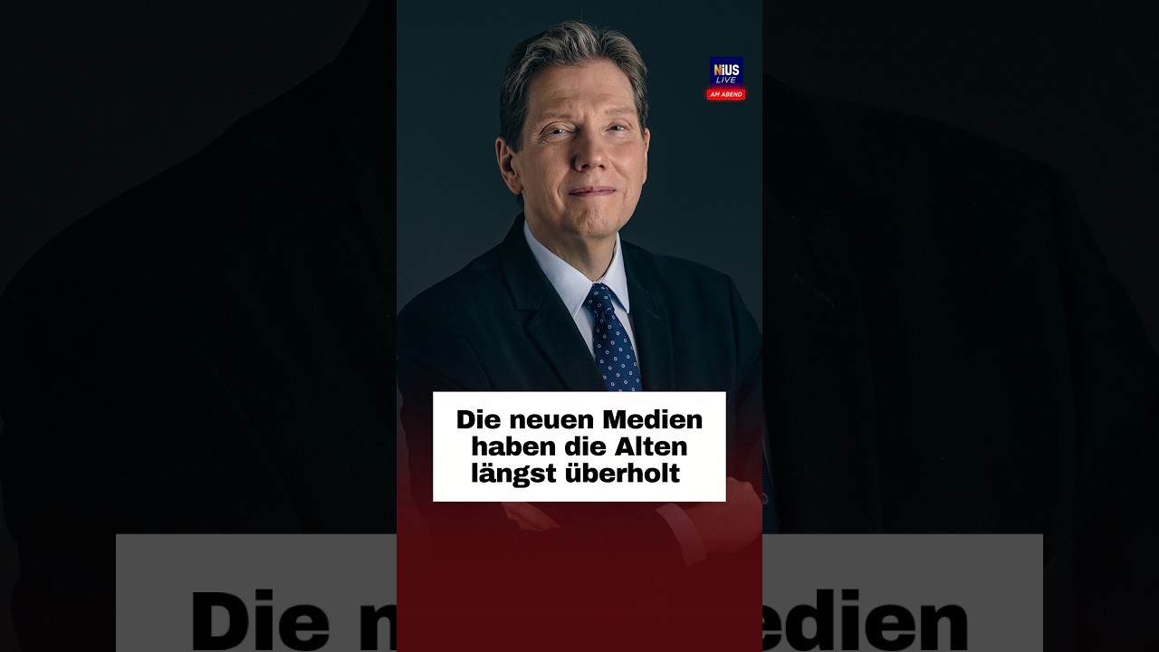 neue Medien – Journalist vor Mikrofon und Bildschirmen symbolisiert den Wandel von alten zu neuen Medien und Meinungsfreiheit