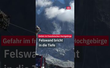 Felssturz Mont Blanc – Felssturz am Mont Blanc: Eine Staubwolke steigt nach einem gewaltigen Felsabbruch an der Nordwand des…