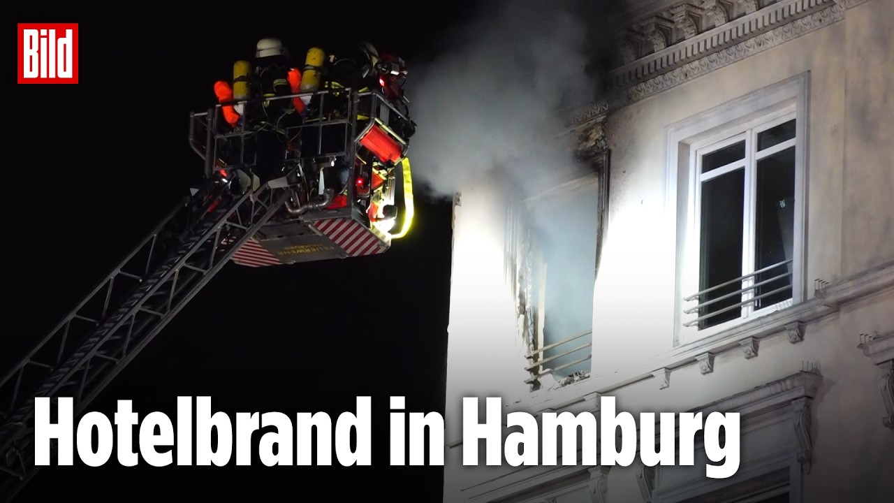 Feuerwehr im Großeinsatz beim Hotelbrand Hamburg St. Georg, dichter Rauch steigt aus dem Gebäude auf