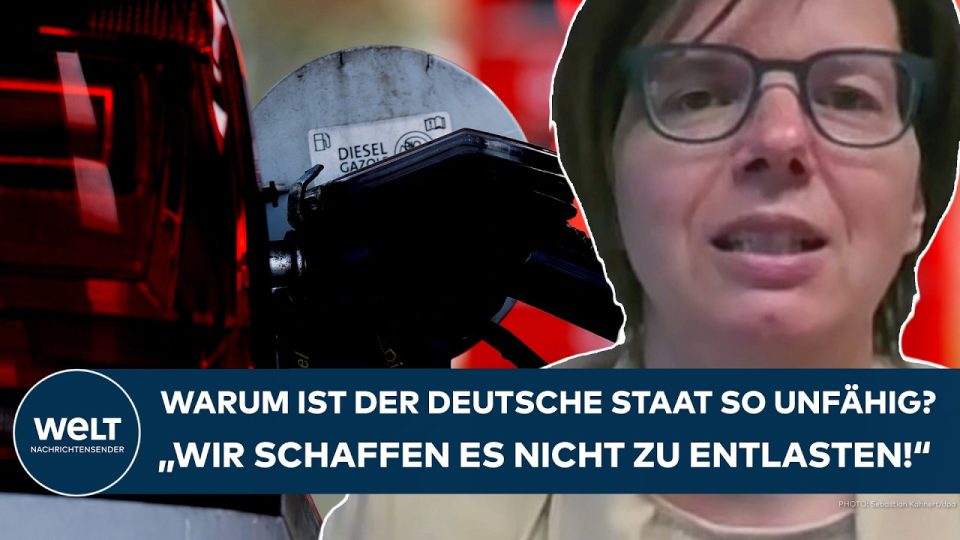 Autofahrer tankt an einer Zapfsäule mit hohen Spritpreisen auf dem Display in Deutschland