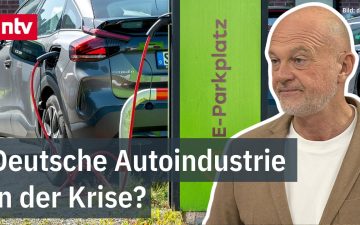 Elektroauto wird an einer Ladesäule geladen – Symbol für den E-Auto-Boom in Deutschland