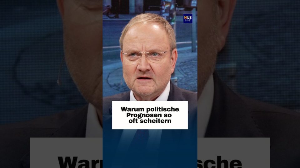 Journalist analysiert politische Prognosen und Wahldaten an einem Schreibtisch mit Diagrammen