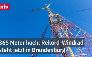 höchstes Windrad der Welt – Das höchste Windrad der Welt in Schipkau, Brandenburg, mit einer Gesamthöhe von 365 Metern vor b…