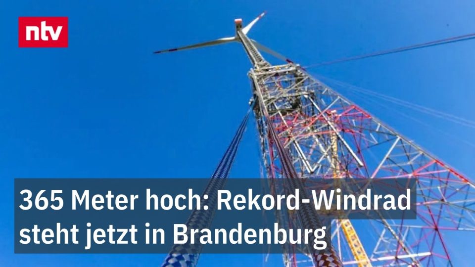 höchstes Windrad der Welt – Das höchste Windrad der Welt in Schipkau, Brandenburg, mit einer Gesamthöhe von 365 Metern vor b…