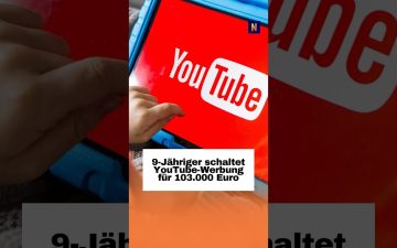 YouTube-Werbung Kind – Kind sitzt vor einem Laptop mit YouTube-Werbeanzeige auf dem Bildschirm – YouTube-Werbung unkontrolli…