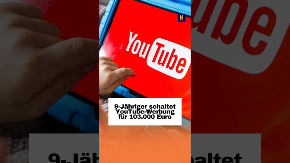 YouTube-Werbung Kind – Kind sitzt vor einem Laptop mit YouTube-Werbeanzeige auf dem Bildschirm – YouTube-Werbung unkontrolli…