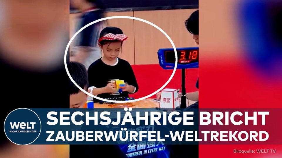 Die sechsjährige Lian Juni löst einen Zauberwürfel und bricht damit den Zauberwürfel-Weltrekord der Frauen in Shanghai