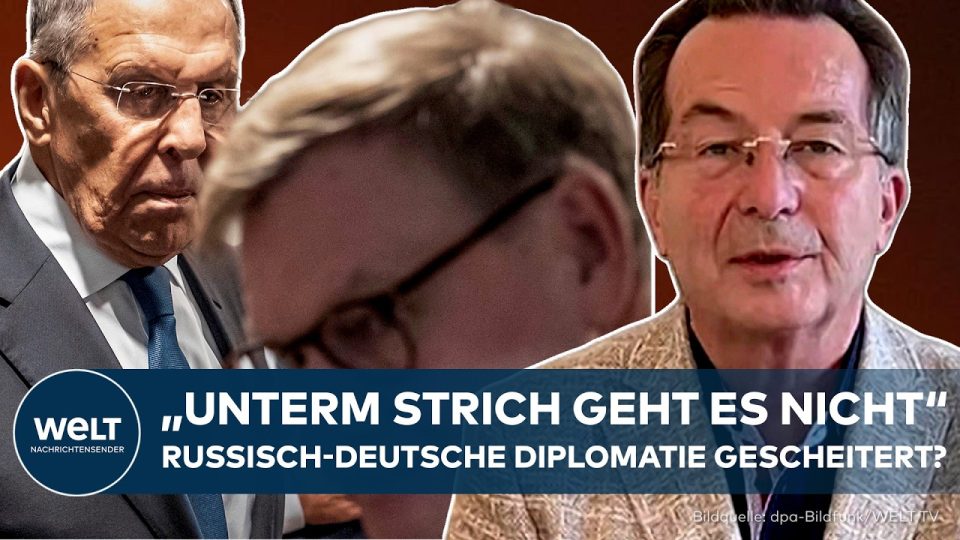 Flaggen der Ukraine und Russlands vor diplomatischem Gebäude – Symbol für Ukraine-Krieg Diplomatie und Verhandlungen