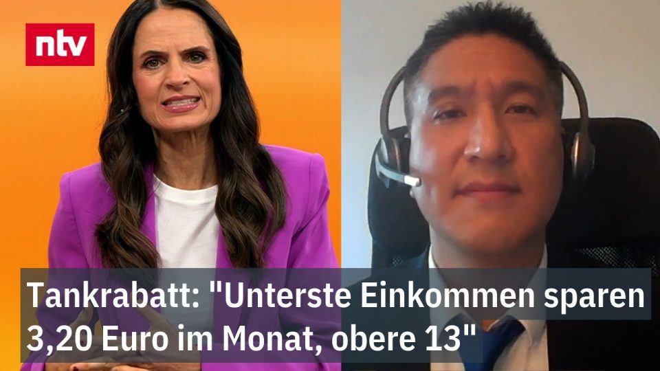 Autofahrer zapft Kraftstoff an einer Tankstelle – Spritrabatt der Bundesregierung in der Kritik