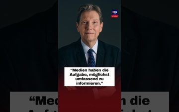 Kamera eines TV-Senders richtet sich auf Mikrofon bei Pressekonferenz – Debatte über Herkunft von Tätern in Medien