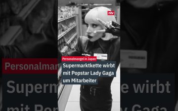 Lady Gaga Supermarkt – Lady Gaga in Supermarkt-Uniform räumt Regale ein – Werbespot für Family Mart Japan