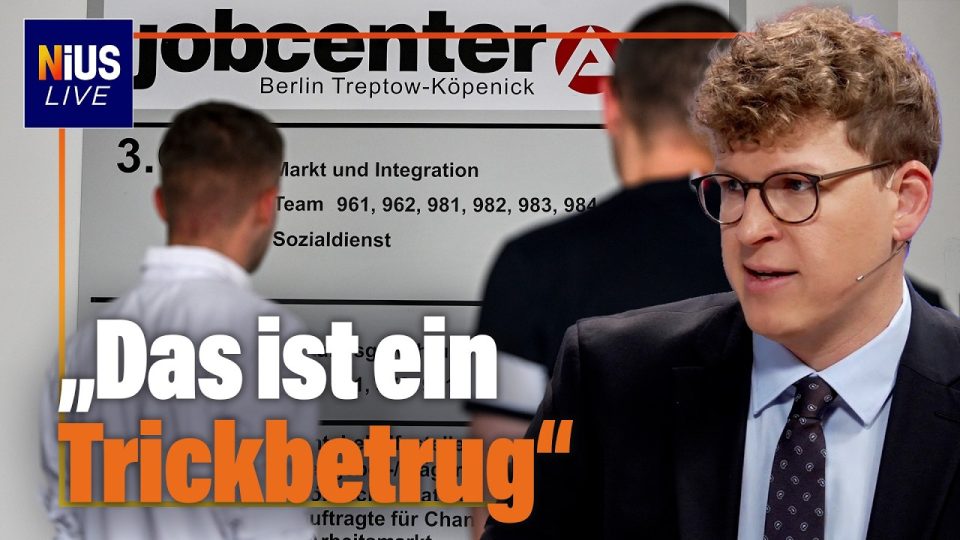 Bürgergeld-Weiterbildung in einem Schulungsraum – Teilnehmer vor Laptops, Symbol für teure Maßnahmen mit geringer Erfolgsquo…