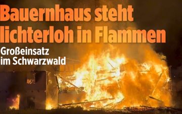Feuerwehr bekämpft Großbrand Gutach – historischer Schwarzwaldhof in Flammen, Drehleiter im Einsatz