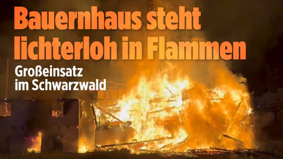 Feuerwehr bekämpft Großbrand Gutach – historischer Schwarzwaldhof in Flammen, Drehleiter im Einsatz