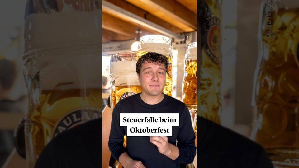Mitarbeitende stoßen mit Maßkrügen auf dem Oktoberfest an – Steuerfalle Oktoberfest bei Firmenfeiern