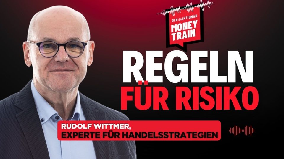 Anlagestrategie Seitwärtsmarkt – Börsenprofi analysiert Anlagestrategie im Seitwärtsmarkt auf mehreren Bildschirmen mit Char…