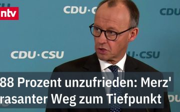 Friedrich Merz Kanzler – Friedrich Merz am Rednerpult im Bundestag – Bundeskanzler mit historisch schlechten Umfragewerten