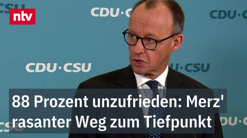 Friedrich Merz Kanzler – Friedrich Merz am Rednerpult im Bundestag – Bundeskanzler mit historisch schlechten Umfragewerten