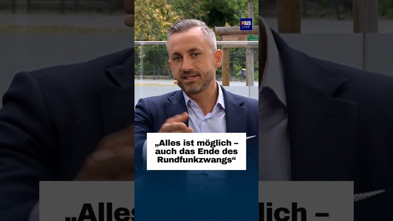 Rundfunkbeitrag abschaffen – Mikrofon vor einem ARD- und ZDF-Logo – Debatte um das Abschaffen des Rundfunkbeitrags in Deutsc…