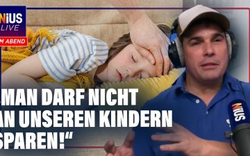 Krankes Kind liegt im Bett mit Fieberthermometer – Eltern fordern mehr Kinderkrankengeld-Tage