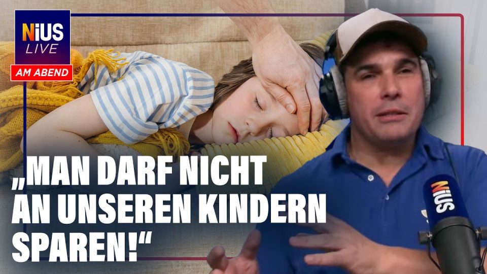 Krankes Kind liegt im Bett mit Fieberthermometer – Eltern fordern mehr Kinderkrankengeld-Tage
