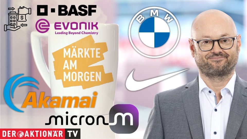 Händler an der Börse verfolgen die Märkte am Morgen mit Blick auf DAX, Akamai und Micron auf digitalen Anzeigetafeln