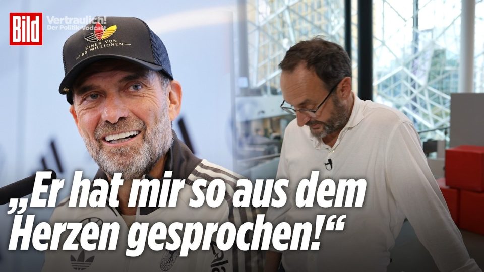 Klopp Patriotismus – Jürgen Klopp bei Pressekonferenz als Bundestrainer mit Deutschlandfahne und Patriotismus-Bekenntnis