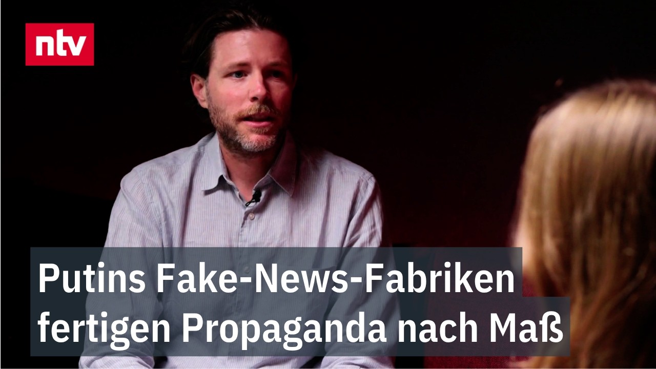 Computergeneriertes Deepfake-Gesicht auf einem Bildschirm als Symbol für russische Desinformation und hybride Kriegsführung