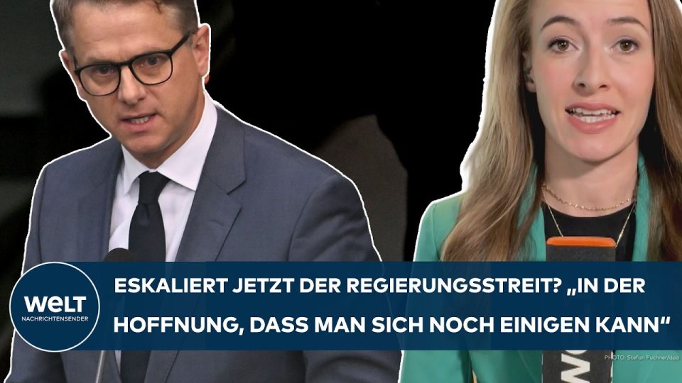 Symbolbild Pflegereform: Pflegerin betreut ältere Person, Koalitionsstreit über Pflegereform in Deutschland
