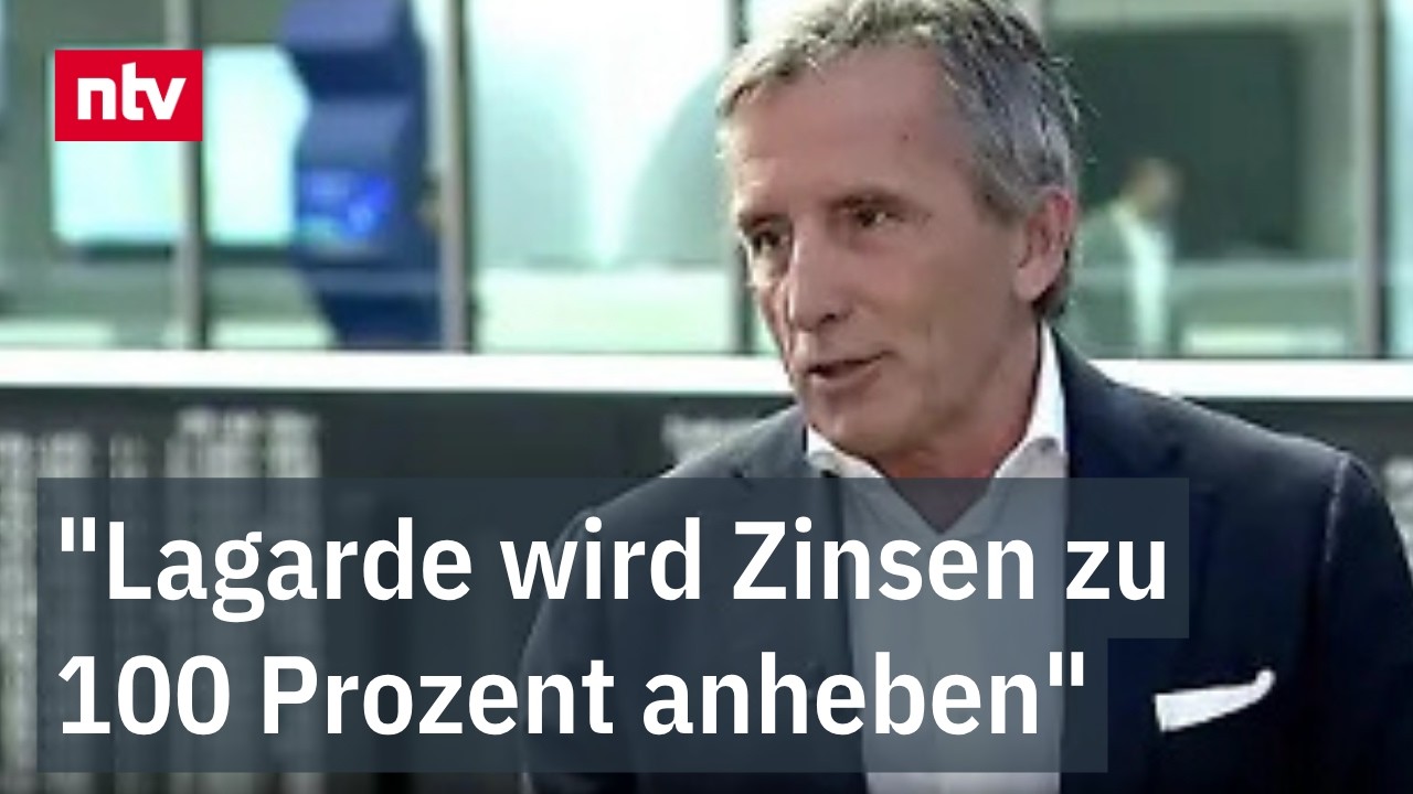 Händler an der Frankfurter Börse blickt besorgt auf Kurstafel – schwacher Börsenmonat September im DAX