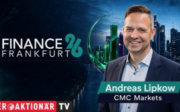 Investor analysiert KI und Krypto Trends auf einem Tablet an einem Messestand der Finance 26