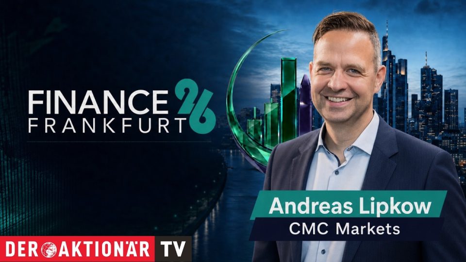Investor analysiert KI und Krypto Trends auf einem Tablet an einem Messestand der Finance 26