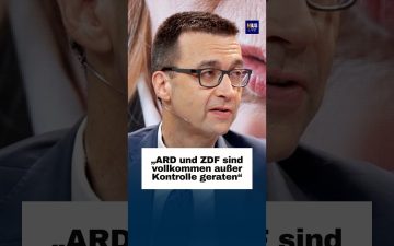 Symbolbild: ARD- und ZDF-Logo vor einem Gerichtsgebäude – Kritik an ARD und ZDF wegen Gehältern und Kontrollversagen