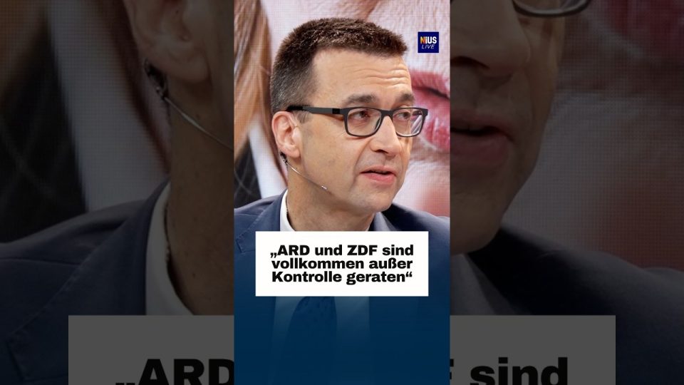 Symbolbild: ARD- und ZDF-Logo vor einem Gerichtsgebäude – Kritik an ARD und ZDF wegen Gehältern und Kontrollversagen