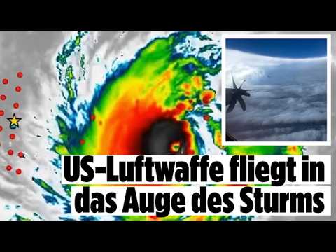 Hurrikan Lowell Hawaii – Hurricane Hunters Flugzeug fliegt in das Auge von Hurrikan Lowell über dem Pazifik nahe Hawaii