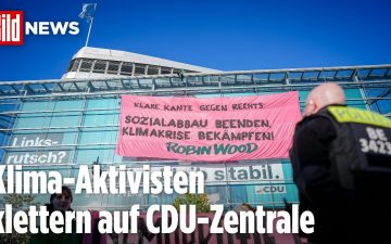 Klima-Aktivisten Adenauer-Haus – Robin-Wood-Klima-Aktivisten seilen sich an der Glasfassade des Konrad-Adenauer-Hauses in Be…