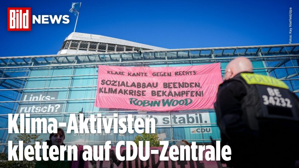 Klima-Aktivisten Adenauer-Haus – Robin-Wood-Klima-Aktivisten seilen sich an der Glasfassade des Konrad-Adenauer-Hauses in Be…