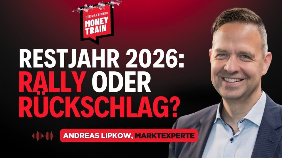 Börsenhändler beobachtet DAX- und Wall-Street-Kurse auf Monitoren – DAX Jahresend-Rally im Fokus