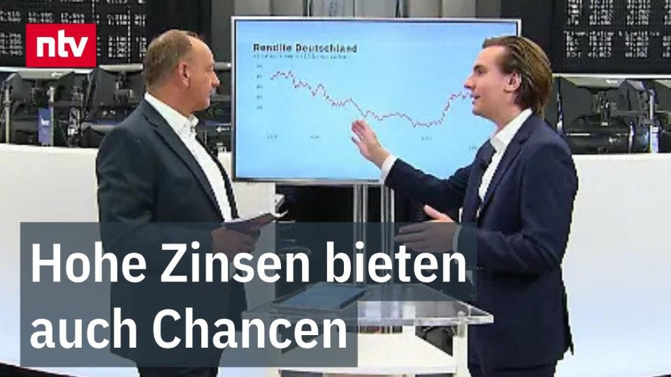Diagramm mit steigenden Kapitalmarktzinsen für US- und deutsche Staatsanleihen auf einem Bildschirm
