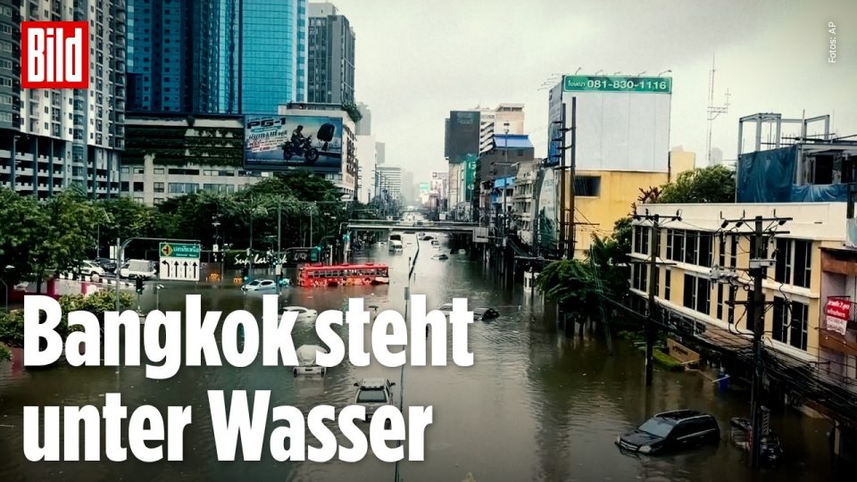 Bangkok Überschwemmung – Überflutete Straßen in Bangkok mit knietiefem Wasser und versinkenden Autos nach der Bangkok-Übersc…