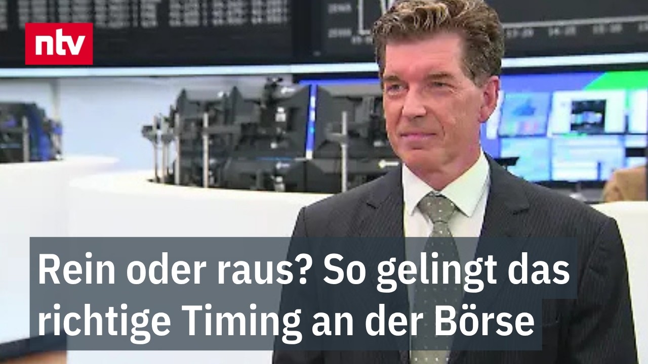 Fondsmanager analysiert Aktienkurse auf mehreren Bildschirmen – Aktien-Timing als Investmentstrategie