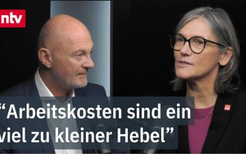 Arbeitskosten Deutschland – Fabrikhalle in Deutschland mit Industrierobotern – Debatte über Arbeitskosten und Produktivität …