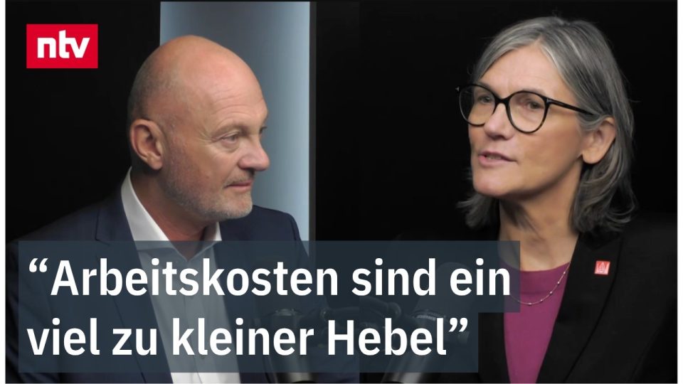 Arbeitskosten Deutschland – Fabrikhalle in Deutschland mit Industrierobotern – Debatte über Arbeitskosten und Produktivität …