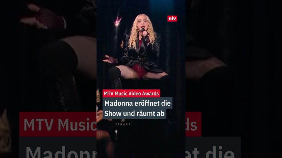 Madonna und Taylor Swift bei den MTV Video Music Awards 2026 auf der Bühne mit Trophäen