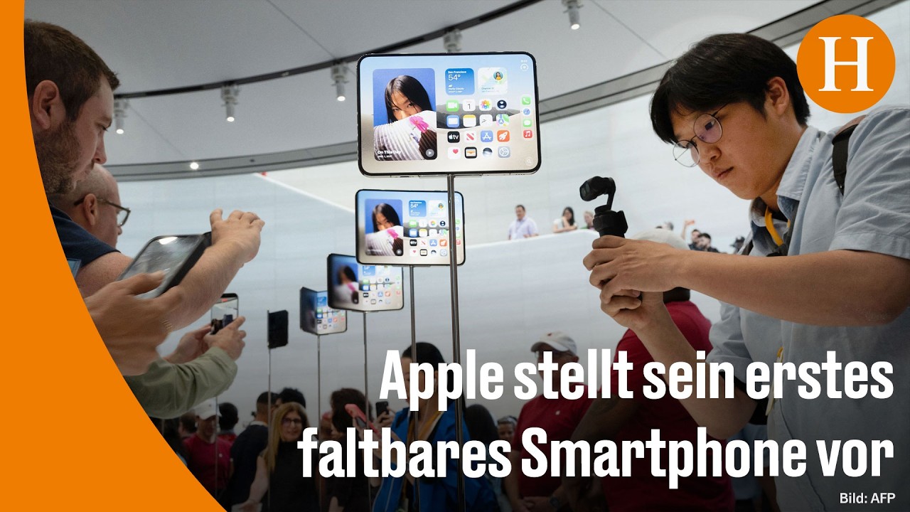 Das faltbare iPhone Duo von Apple liegt aufgeklappt auf einem Tisch und zeigt das große Display des neuen iPhone Duo