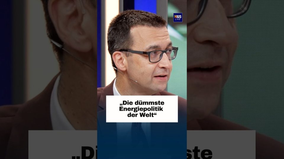Hochspannungsleitungen vor bewölktem Himmel – Symbol für die deutsche Energiepolitik und Stromversorgung
