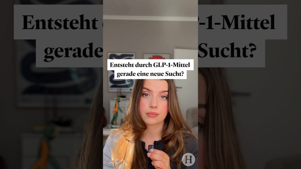 Nahaufnahme einer Injektionsspritze für GLP-1-Mittel neben einer Waage – Symbol für Abnehmmedikamente und mögliche Abhängigk…