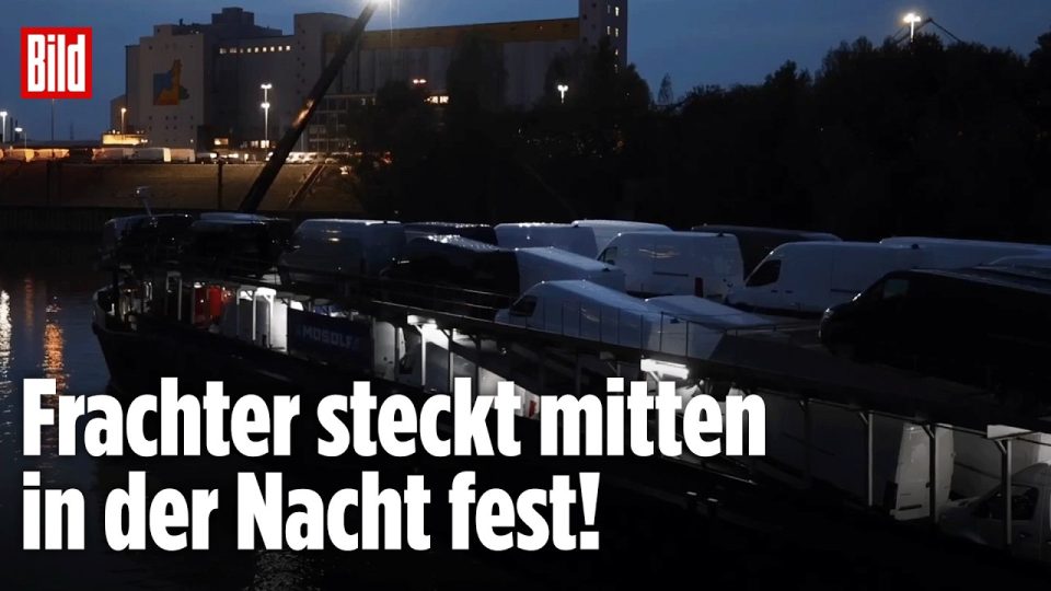 Niedrigwasser Rhein – Vollbeladener Frachter auf Grund gelaufen im Düsseldorfer Hafen bei Niedrigwasser im Rhein